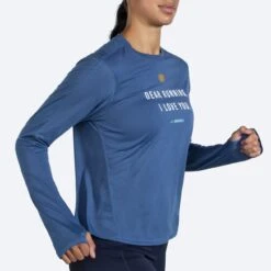 BROOKS Women's Distance Graphic Long Sleeve (406 - Blue Ash/Dear Running) -Saucony Clothing Shop 221599 406 mv distance graphic womens long sleeve running shirt