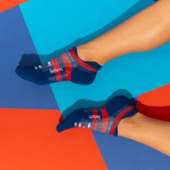 Feetures Elite Light Cushion No Show Tab - Limited Edition (2022 USA) -Saucony Clothing Shop Americana 9 900x 1b1a778d c95d 4ad8 b9cd 1293bdf7fc9a