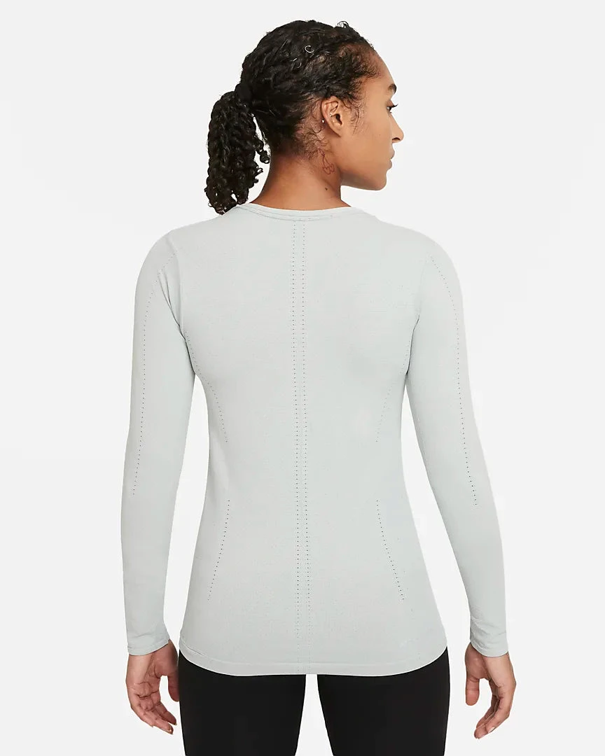 Nike Women's Dri-FIT ADV Aura (073 - Light Smoke Grey/Reflect Silver) 4 Nike Women's Dri-FIT ADV Aura (073 - Light Smoke Grey/Reflect Silver) - Image 2