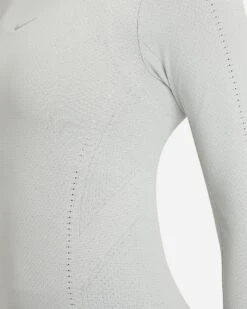 Nike Women's Dri-FIT ADV Aura (073 - Light Smoke Grey/Reflect Silver) 11 Nike Women's Dri-FIT ADV Aura (073 - Light Smoke Grey/Reflect Silver) -Saucony Clothing Shop dri fit adv aura womens slim fit long sleeve training top GBv7wV 1